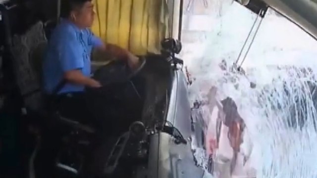 Dikkatsiz sürücü az kalsın canından oluyordu!