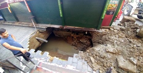 Beşiktaş Kumpirciler Çarşısı'nda yol çöktü