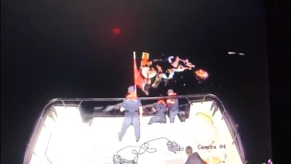 Ege denizinde can pazarı... Teknesi batan düzensiz göçmenlerin imdadına Türk askeri yetişti