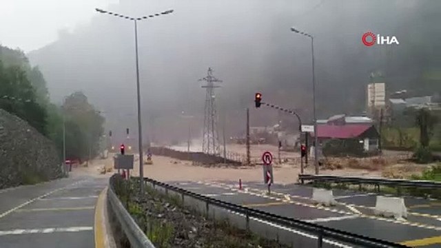 Artvin'de sel; dereler taştı, yollar kapandı