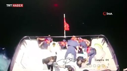 Mülteci gemisi battı, düzensiz göçmenleri Türk askeri kurtardı