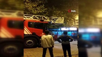 Sultanbeyli’de ağaçta mahsur kalan kediyi kurtarma operasyonu kamerada