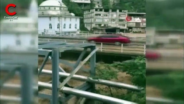 Artvin'de sel... Dereler taştı, yollar kapandı!