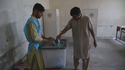 Los afganos empiezan a acudir a las urnas entre el temor a violencia talibán