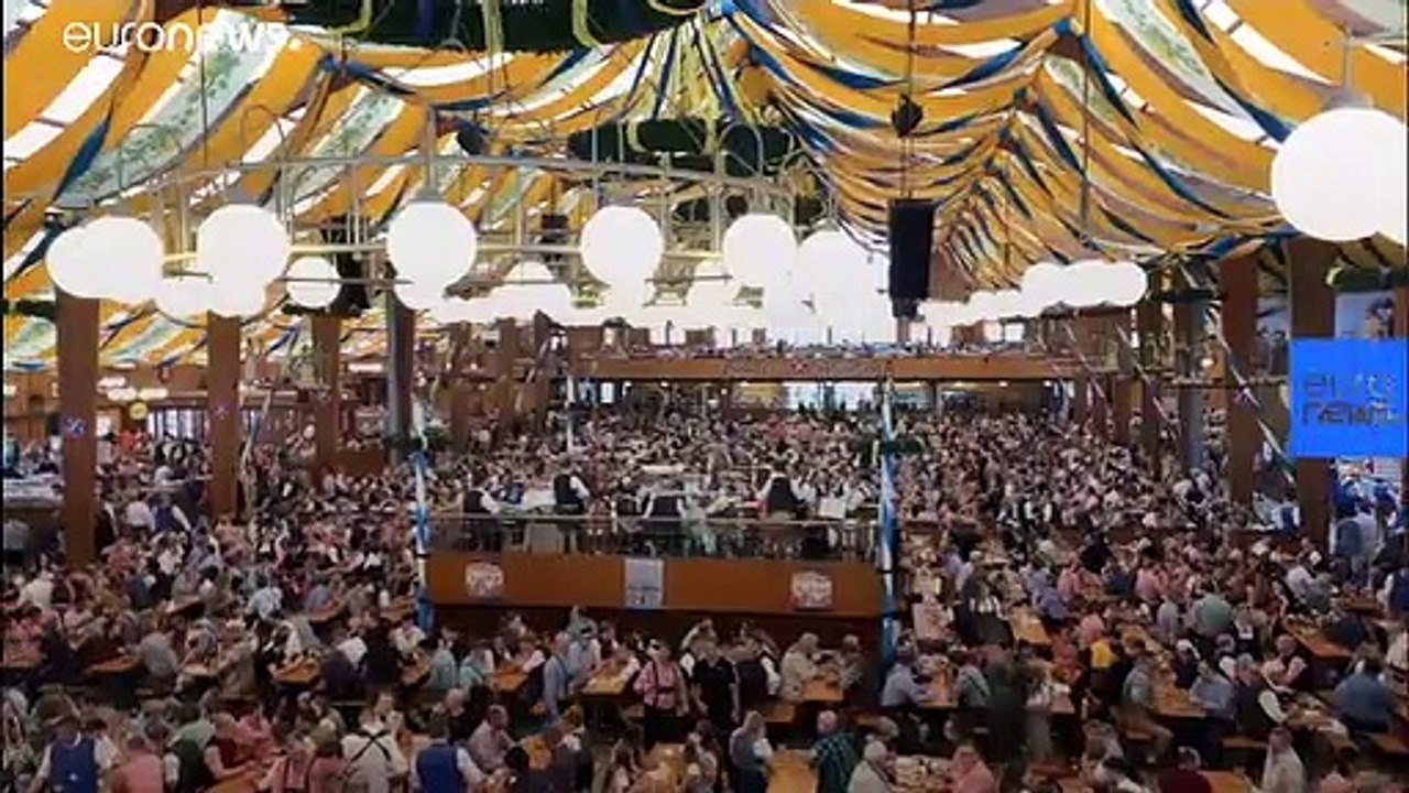 15 Stunden Bier schleppen: Der Tag im Leben einer Oktoberfest-Bedienung