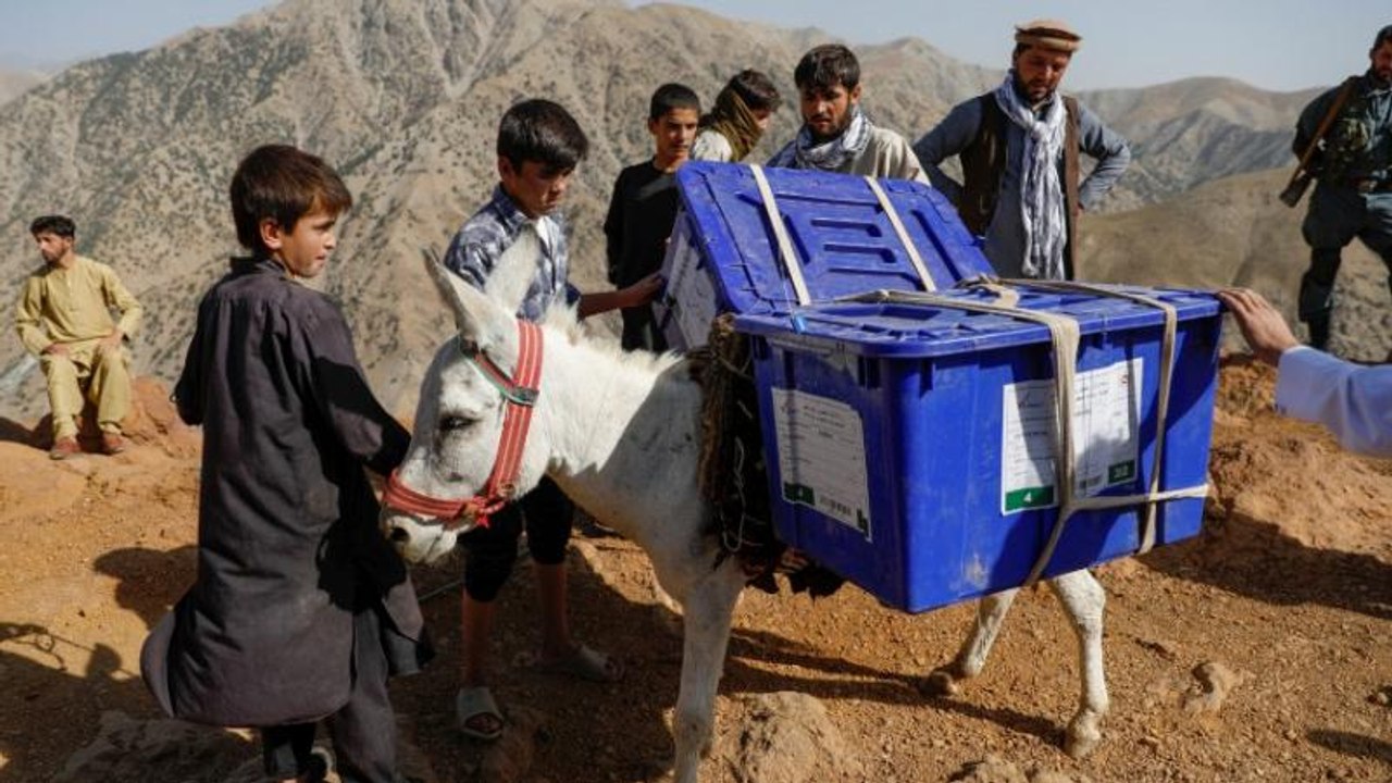 Afghan election sees big drop in voter numbers — estimate