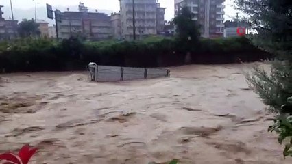 Kamyon kasası sel sularında böyle sürüklendi