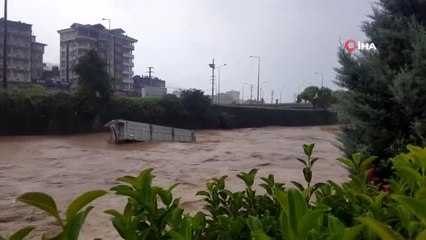 Kamyon kasası sel sularında böyle sürüklendi