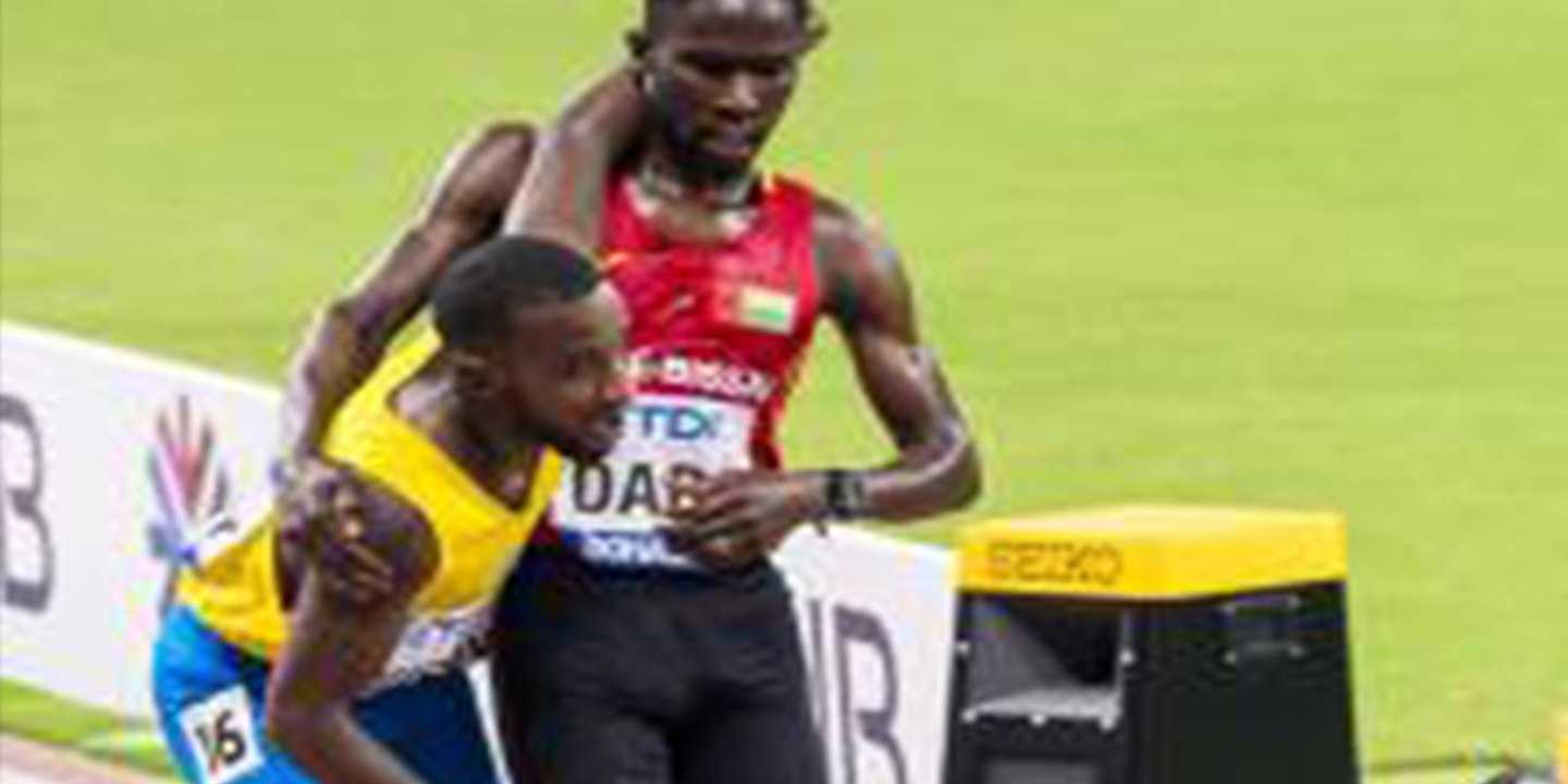 Así fue el aplaudido gesto de deportividad de un atleta con otro que rozó el colapso en los 5.000 metros del Mundial de Doha 2019
