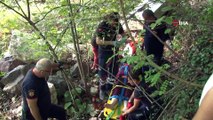 Kına dönüşü düştüğü 30 metrelik uçurumda 10 saat mahsur kalan yaşlı kadını itfaiye kurtardı
