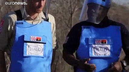 على خطى والدته الراحلة ديانا بعد 22 سنة.. الأمير هاري يزور حقول الألغام في أنغولا
