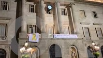 El Ayuntamiento de Barcelona retira la pancarta del lazo amarillo tras la denuncia presentada por Societat Civil Catalana