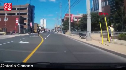 Dik baktı, direğe çarptı