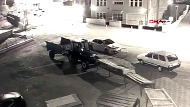 Sivas okulun bahçesine giren ayı güvenlik kamerasında