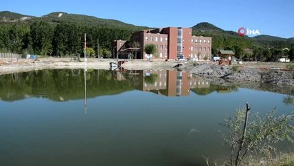 Okul bahçesinde sandal sefası