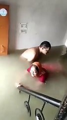 லக்னோவில் மனைவிக்கு வெள்ளத்தில் நீச்சல் கத்துக்கொடுக்கும் கணவர்-வீடியோ