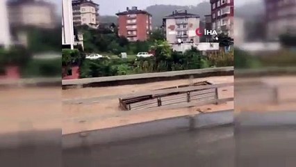 Kamyon kasası sel sularında böyle sürüklendi