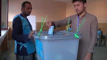 Tálib támadás árnyékában választ elnököt Afganisztán