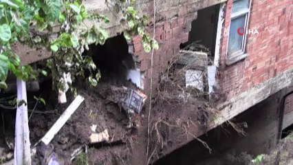 Ölümden 2 dakika ile kurtulmuşlar... Sel sonrası yaşanan heyelanda 5 katlı binanın iki katı toprakla doldu