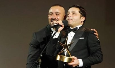 هكذا قلب محمد هنيدي لحظة تكريمه لموجة ضحة...شاهدوا ما فعله مع السقا