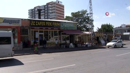 Aniden açılan otomobil kapısı canlarına mal oluyordu... O anlar güvenlik kamerasında