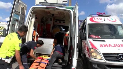 Zeytinburnu'nda ambulansla otomobil çarpıştı