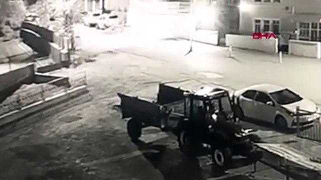 Okulun bahçesine giren ayı güvenlik kamerasında