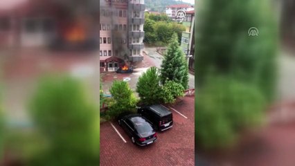 Yanan otomobili balkondan su dökerek söndürmeye çalıştılar - BARTIN