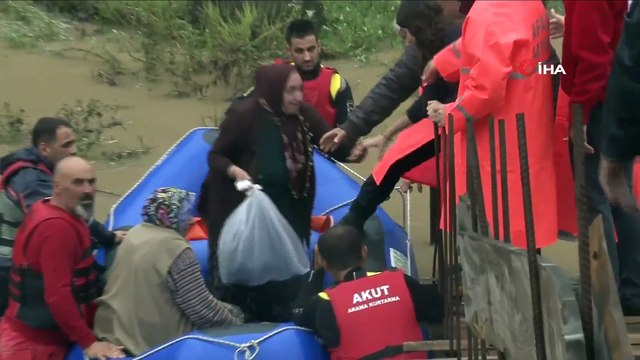 Borçka'da Selde Mahsur Kalanları Kurtarma Çalışmaları Sürüyor