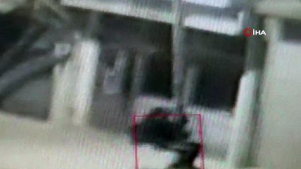 Önce iş yerini soydular, sonra 'Örümcek adam' gibi balkona ve aydınlatma direğine tutunup kaçtılar...O anlar kamerada