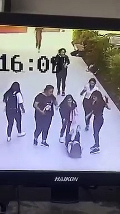 Kız öğrenci 5 kişi tarafından dövüldü
