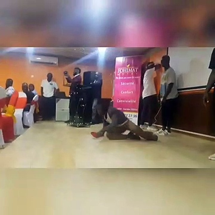 Zokou danse sur le son de Ramses tikaya