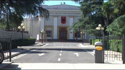 Kuvendi rrit sigurinë me dyer e dritare të blinduara...makinat jo më të vjetra se 2012
