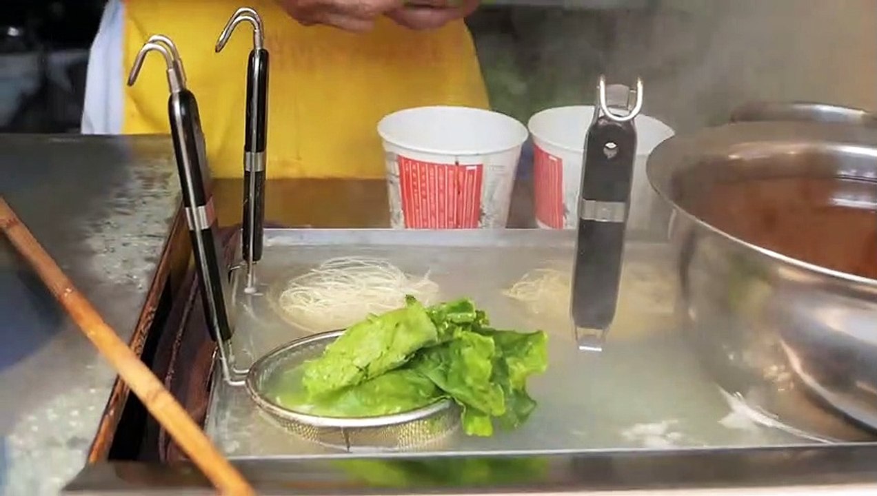 China Chengdu Street Food - Dandan noodles and cut fatty pork noodles