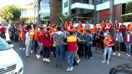 Spor sarı-kırmızılı taraftarlar galatasaray kafilesinin çıkışını bekliyor