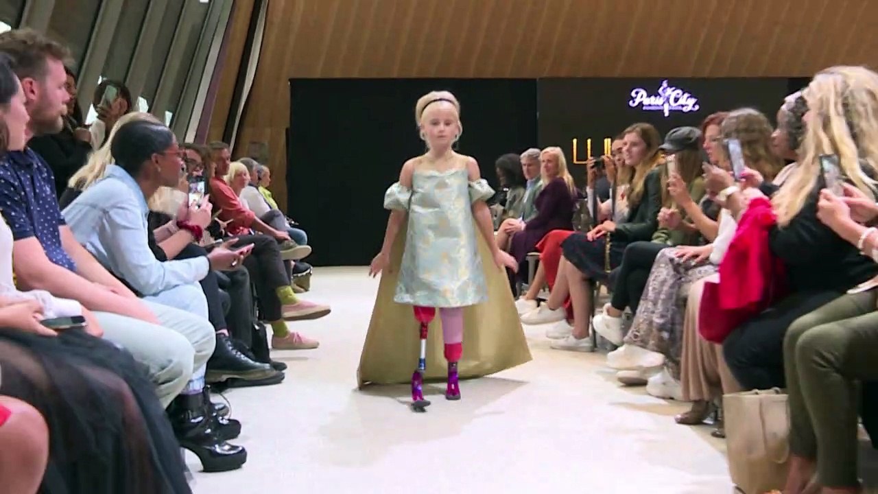 Beinamputiertes Mädchen auf dem Pariser Catwalk