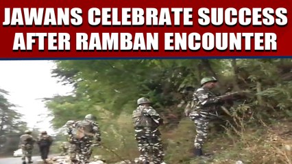 Video herunterladen: Watch: Army jawans celebrate after eliminating three terroists in Batote town of Ramban district