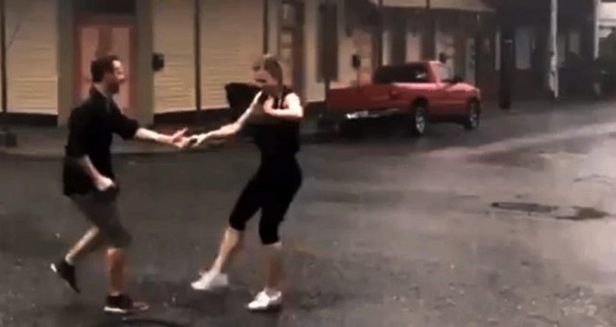 Kanadalı bir çiftin yağmur altında Kürtçe ezgilerle dans etmesi sosyal medyada gündem oldu