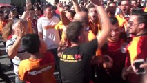 Taksim'de derbi öncesi Galatasaray taraftarından polise tezahürat