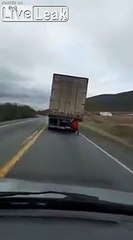 2 enfants accrochés à l'arrière d'un camion sur l'autoroute !