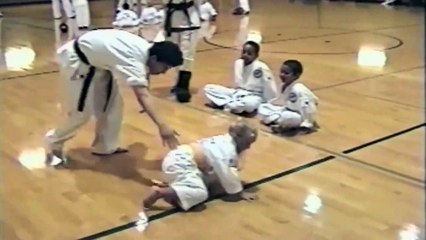 Download Video: Cet enfant vient défendre sa copine pendant un cours de karaté. Adorable