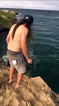 Ce dingue plonge du haut d'une falaise la clope au bec et se prend un plat monumental