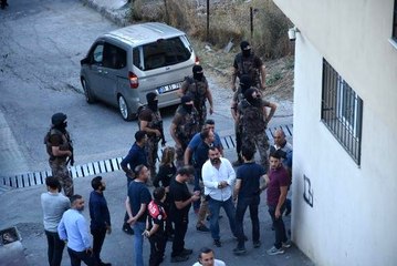 İzmir Karabağlar'da bir kişi havaya ateş açtı, özel harekat sevk edildi