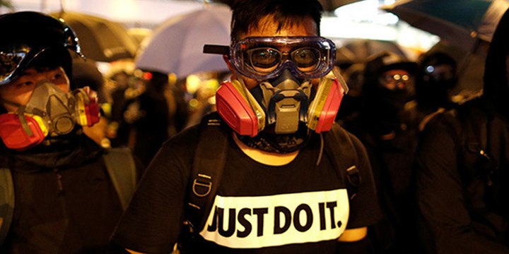 La Policía comunista china dispersa con agua y gas pimienta a manifestantes en Hong Kong en el aniversario de la 'revolución de los paraguas'