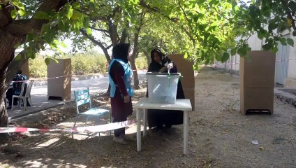 Los afganos eligen presidente en unas elecciones bajo amenaza