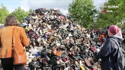 Paris'te mayın ve bomba kurbanlarına destek için ayakkabı piramidi oluşturuldu