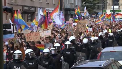 Polonia, manifestanti anti LGBT si scontrano con la polizia durante il gay pride