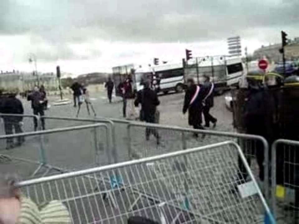 Versailles :Mélenchon sort pour aller au congré acclamé