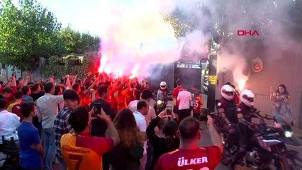 Spor galatasaray kafilesi tesislerden ayrıldı