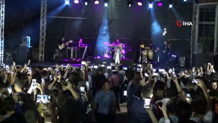 Kilis’te Ece Seçkin hayranlarıyla buluştu